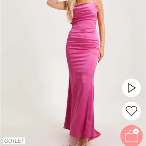 Balklänning - Klänning perfekt till balen! Endast använd en gång. Storlek 34, men skulle säga att den även passar en 36a. Slutsåld på hemsidan, ord pris 1099kr. Kom med prisförslag!!!❣️