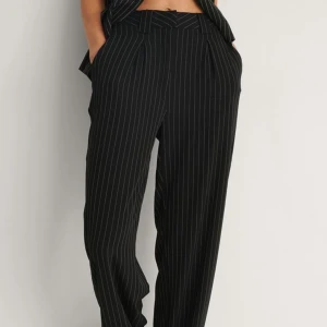 Kostymbyxor  - Kostymbyxor med hög midja och vida ben. Nypris 499kr 