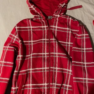 Zipup  - Tvär cool zip up med boxy passform. Trycket är lite sprucket men annars bra skick och väldigt skön