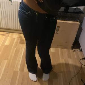 säljer dessa true religion jeans då de börjar bli för små💓säljer dyrt för att de är i så pass bra skick🙏 jag är 167 och de skulle passa någon som är typ 165 och under💓de är bootcut och har små glitter detaljer 💓skriv för fler bilder