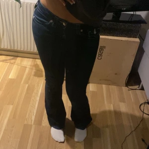 true religion jeans - säljer dessa true religion jeans då de börjar bli för små💓säljer dyrt för att de är i så pass bra skick🙏 jag är 167 och de skulle passa någon som är typ 165 och under💓de är bootcut och har små glitter detaljer 💓skriv för fler bilder