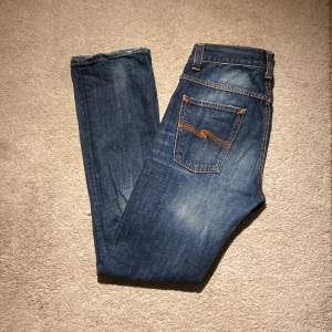 Säljer nu dessa sjukt snygga jeansen från Nudie i grymt bra skick. Jeansen är i storlek 29/32. Modellen på bilden är 176cm och väger 66kg! Hör gärna av dig vid minsta lilla fundering eller fråga! 😃