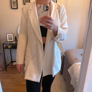 Vit kavaj Ivy Revel - Vit kavaj från Ivy revel, bra skick! Storlek S, men är lite oversize. 