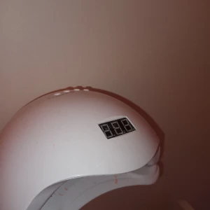 Fin och bra UV lampa tillsalu💕 - Säljer min nöstan helt nya UV lampa pågrund av att jag slutat. Fick hem den för typ 1månad sen och har max andvönt den 4gånger. Den funkar utmärkt❤️ det är lite färg i av gellack men det går säkert att ta bort❤️ nypris 300kr🌟