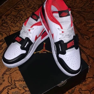 Jordans  - Använda bara 1 gång. Storlek 44. Funkar för 43-45