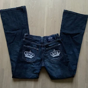 Victoria Beckham Jeans  - Säljer dessa lågmidjade Victoria Beckham jeans. Dem är utsvängda och storleken är W30 L32.💗