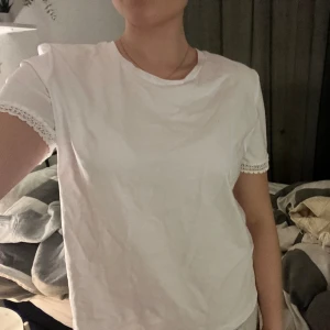 T-shirt från zara! - Super gullig tröja från zara med fina vita detaljer på armarna!! Aldrig använd!
