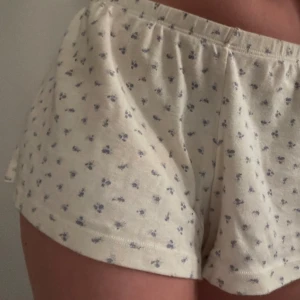 PYJAMASBYXA - brandy melville  - Säljer dessa super sköna och söta pyjamas shortsen från brandy melville som inte längre säljs i detta mönster. I gott skick🩵