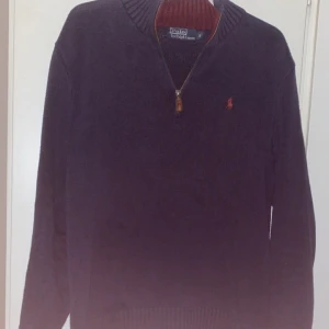 Polo Ralph lauren half zip - Hej! Jag säljer min Ralph lauren half zip. Skick 8/10 den har inga defekter och är i fint skick. Storlek: S men kan passa M. Skriv för mer frågor samt bilder så löser ja det. Priset kan diskuteras men inga skambud.🤝🙌 Mvh Resell swe