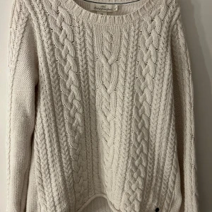 Stickad tröja  - Vit mysig stickad tröja ifrån h&m som tyvärr inte kommer till användning ☺️