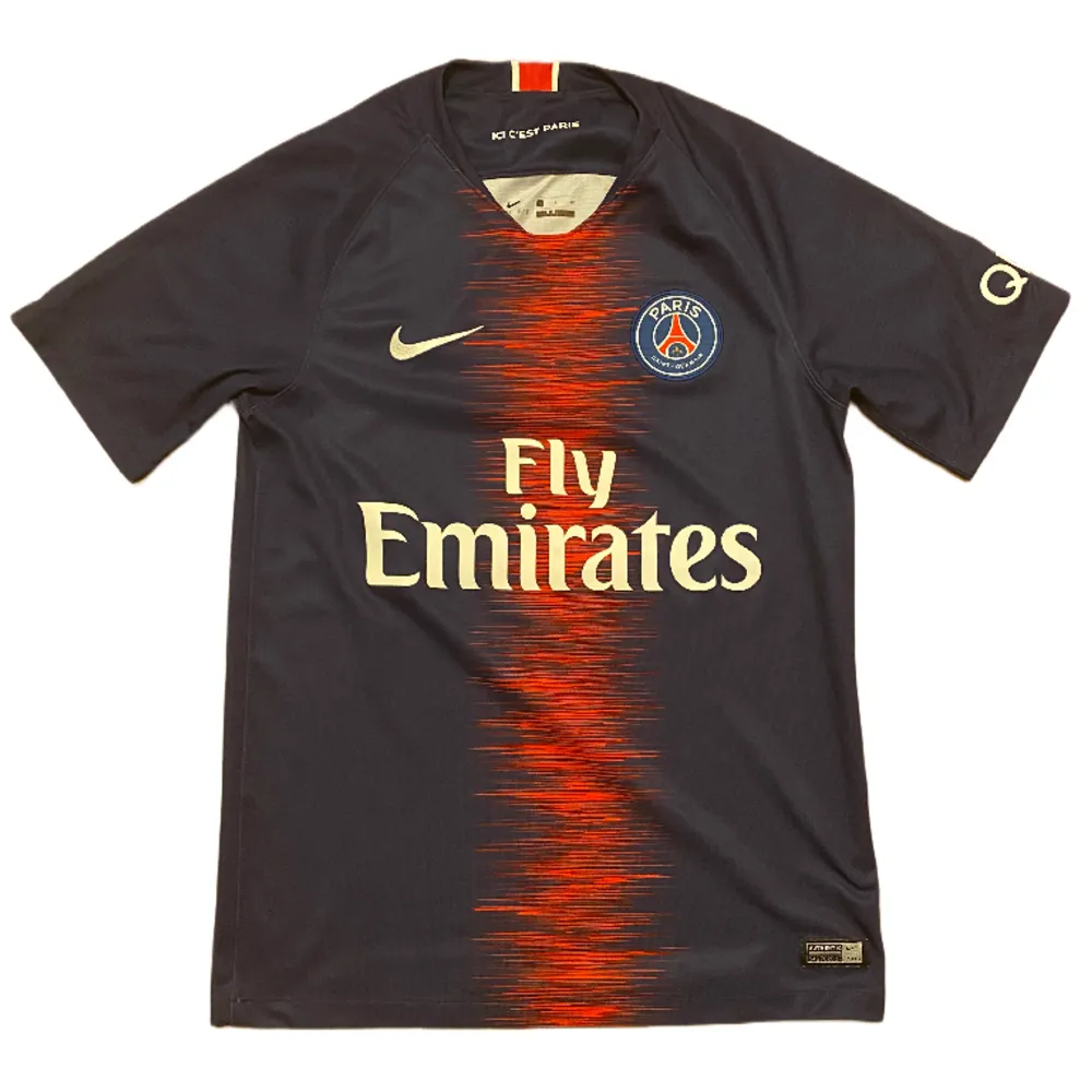 Paris Saint Germains officiella hemmatröja från 2018 i nyskick.. T-shirts.
