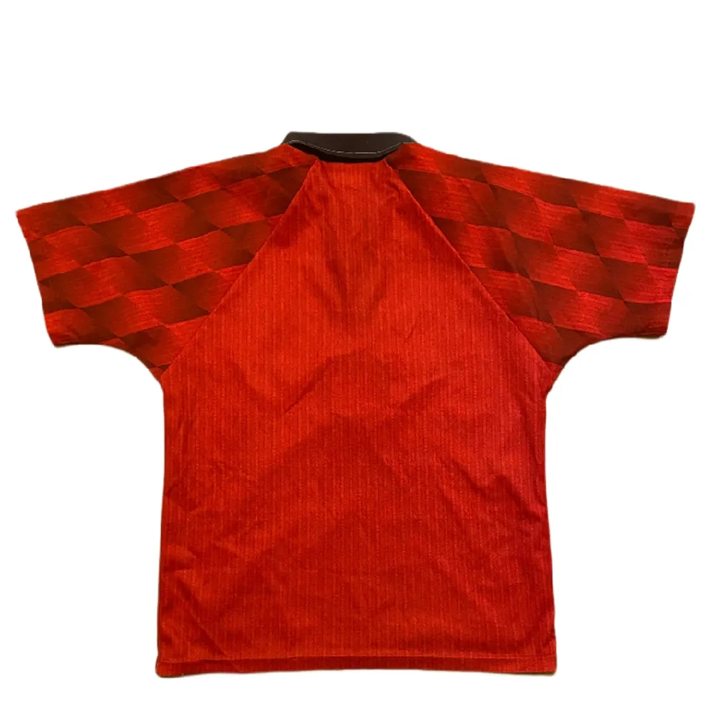 Manchester Uniteds officiella hemmatröja från 1996 i nästintill nyskick. Tröjan är i ”youth” storlek men uppskattas till XS herr.   Mått: 63 x 48. T-shirts.