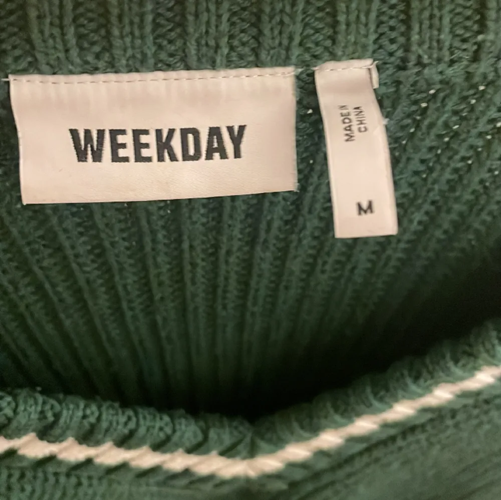 Grön stickad tröja från weekday💓 storlek M men passar nog L💓. Tröjor & Koftor.