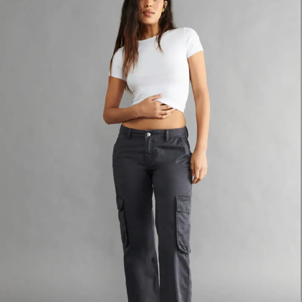 Hej! Säljer ett par ass snygga low waist cargo byxor/jeans. Slutsåld överallt! Har även dessa i grön men en storlek större💕skriv om du har några funderingar💕💕. Jeans & Byxor.