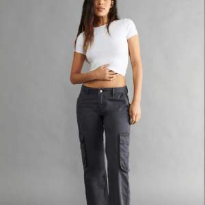 Hej! Säljer ett par ass snygga low waist cargo byxor/jeans. Slutsåld överallt! Har även dessa i grön men en storlek större💕skriv om du har några funderingar💕💕