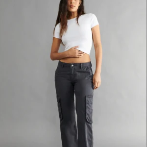 Low waist cargo - Hej! Säljer ett par ass snygga low waist cargo byxor/jeans. Slutsåld överallt! Har även dessa i grön men en storlek större💕skriv om du har några funderingar💕💕
