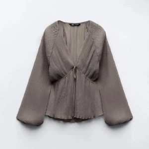 Zara blus  - Säljer min superfina blus från Zara som är slutsåld. Storlek M men passar mig som vanligtvis har S🩷🩷 Nyskick då den bara är använd 1 gång.