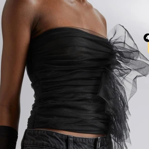 Korsett topp i tyll - Från & other stories! Jätte fin, använd 1 gång. Har ett litet hål i (se sista bild) men det syns knappt💝💓