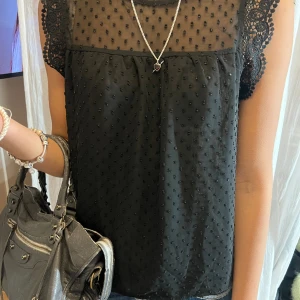 Blus  - Säljer denna snygga blus från zara