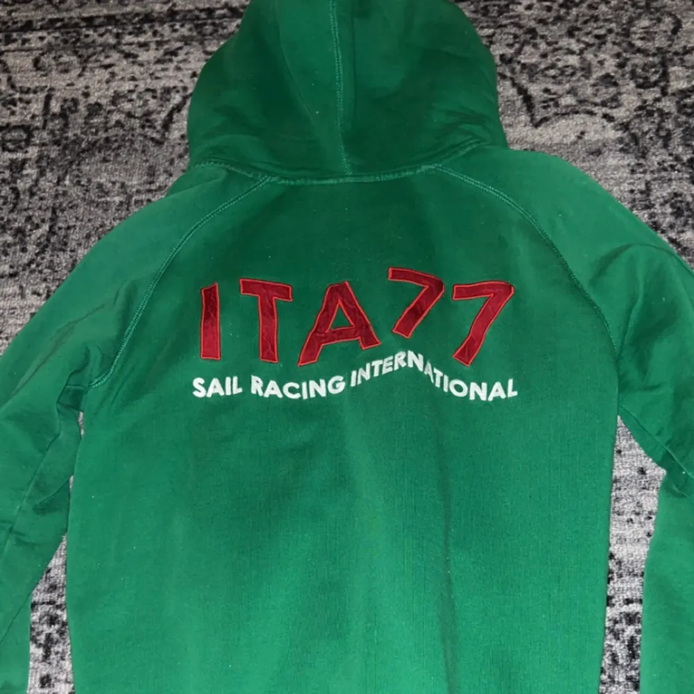 Säljer min gröna Sail Racing zip-hoodie. Jättefräsch och har inga defekter. Säljer den eftersom jag inte har så mycket som matchar med den. . Hoodies.