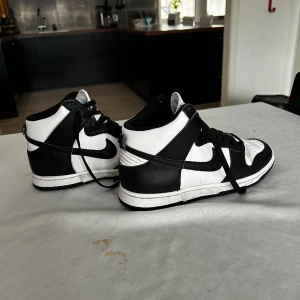Dunk pandas - Riktigt fina skor, använda men väldigt bra skick, ingen smuts eller så som fastnat på skorna. Lite crease. 