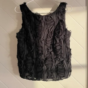 Festlinne - Svart Festlinne med fina detaljer💓