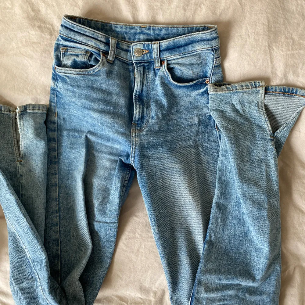 Snygga blå jeans från bershka. Jätte bekväma med en tight passform upptill med en längre modell och slits. . Jeans & Byxor.