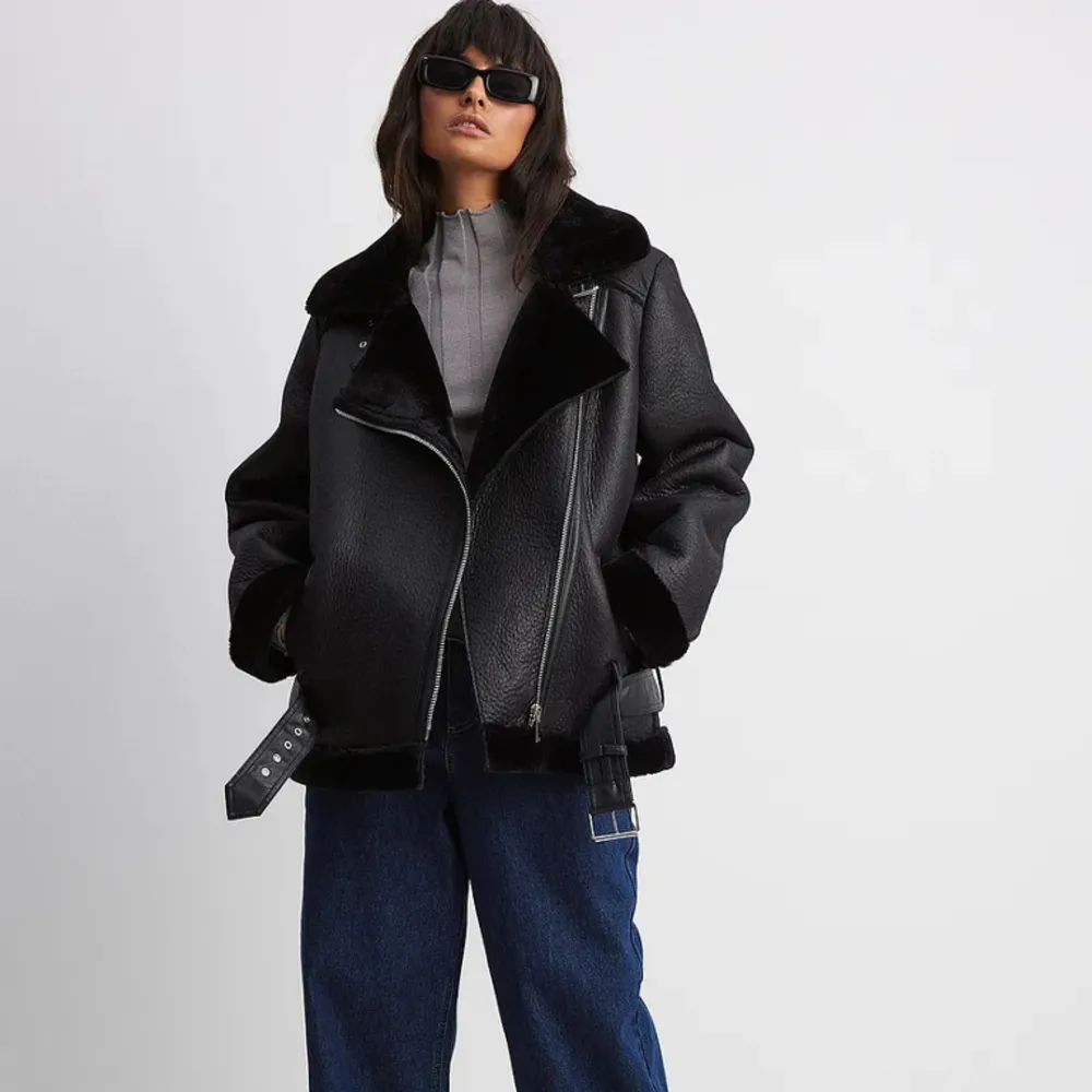 Skitsnygg jacka från NAKD, väldigt oversized och passar mig som har 34-36 i storlek  Nypris 799. Jackor.