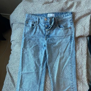 Zara jeans - Säljer dessa populära mid waist jeansen från zara då de tyvärr inte kommer till användning. 