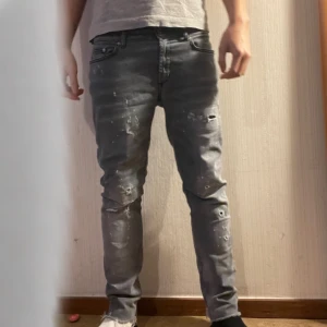 Dondup jeans gråa - Storlek S, byxorna skulle passa dig som är runt 170 till 175cm. Vill jätte gärna bli av med dehär så hör av dig vid frågor. Snabbaffär så kan jag tänka mig gå ner i pris