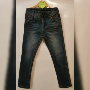 Jeans barn - Jeans till barn i fint skick, använda 1 gång. 