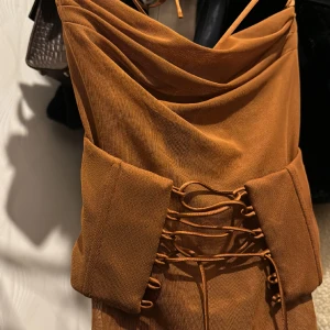 Festlig klänning  - Oanvänd Köpte för 1000kr säljer för 600kr 