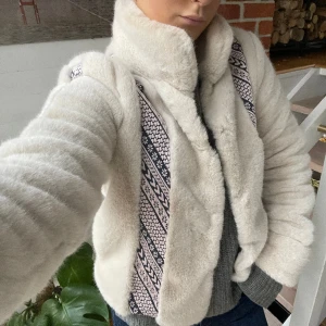 Pälsjacka - Så fin och mysig fuskpälsjacka, perfekt till våren!