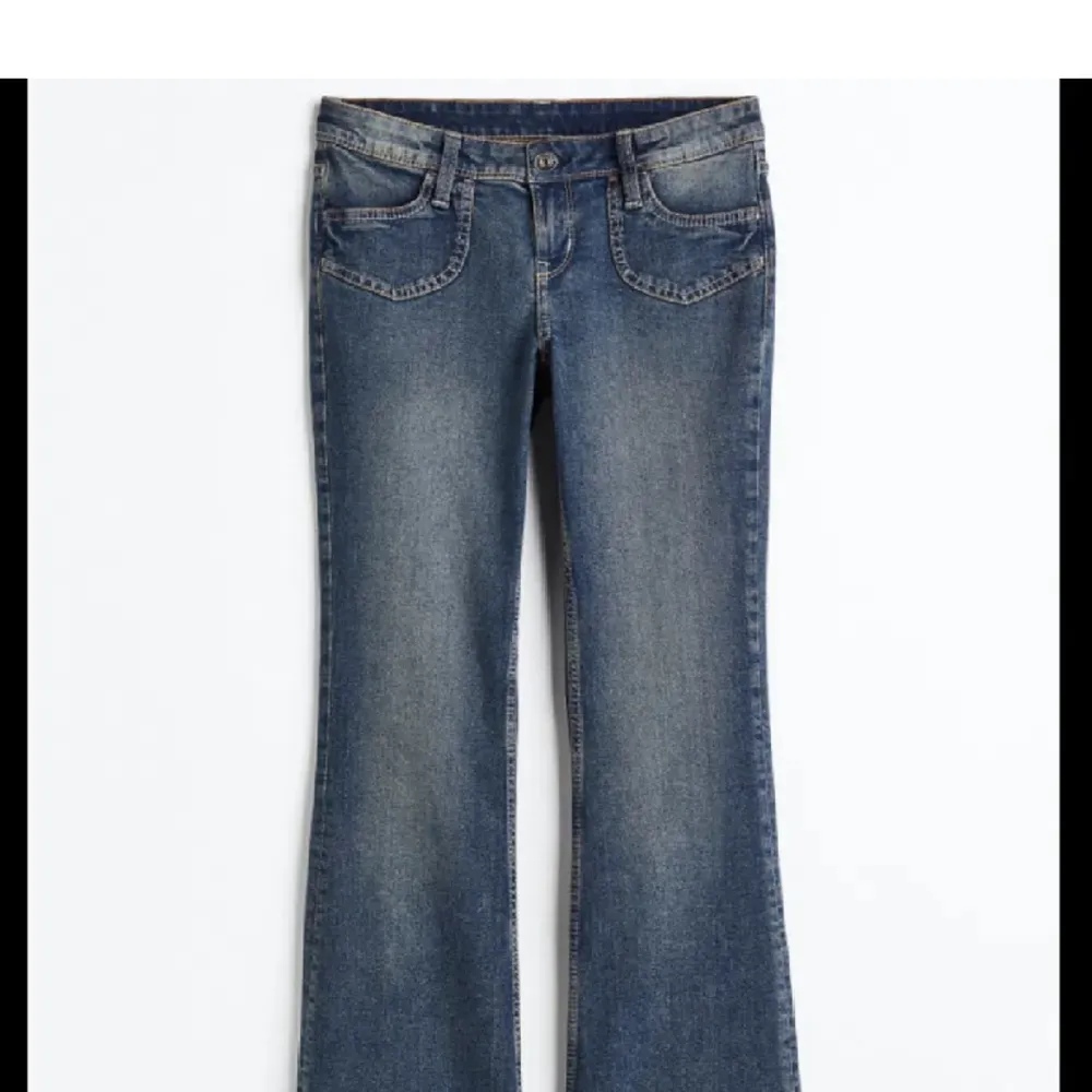 Säljer dessa eftertraktade flare jeans från hm då de tyvärr är för stora för mig och därav inte kommer till användning och är i nyskick! Lägg gärna prisförslag!. Jeans & Byxor.