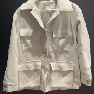 Krämvit oversized kappa - Skön och mysig kappa i bra skick. 90% polyester.