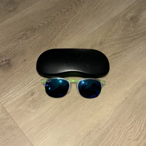 SWAG era Ray Bans - Galet par brillor som påminner om swag eran. Fodralet följer med osså.