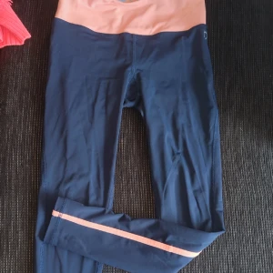 Leggings - Leggings i fint skick, supersköna! Stl xs men passar en S också. Önskas fler bilder så skriv 😊 