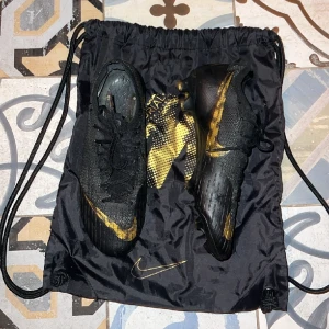 Nike fotbollsskor  - Säljer dessa Nike Mercurial då det helt enkelt inte passar mig. Ny skick och är riktigt snygga om du frågar mig. Det är en äldre model vilket gör att dem är väldigt svåra att få tag på.