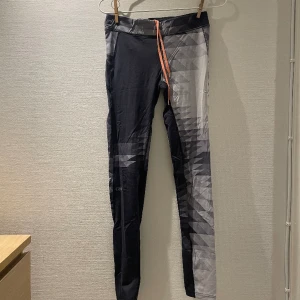 Casall -träningsbyxor - Tunna träningsbyxor i stretchmaterial som följer kroppen perfekt!❤️