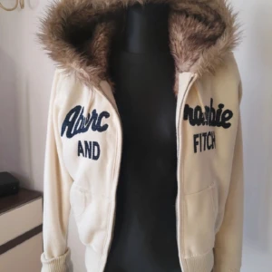 abercrombie and fitch kofta  - ❌SÅLD❌ Små fläckar samt dragkedjan krånglar annars fint skick