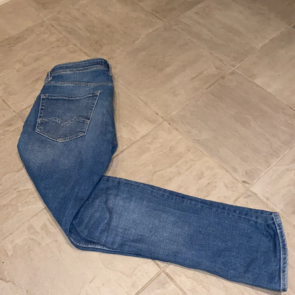 Säljer dessa feta replay jeans ordinarie pris ca 1750 Jeansen är i storlek 29 32 och är i 9,5/10 skick då jag bara har haft de i ett par veckor och knappt andvänts . Jeans & Byxor.