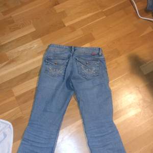 Hej, jag säljer nu dessa jätte snygga jeans från h&m med insydda fickor. Nyskick. Köpt för ca 1 år sen. Säljer pga att de inte kommer till användning. Pris kan diskuteras. 200kr+ frakt 