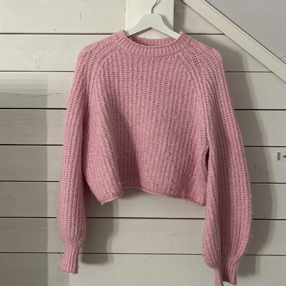 Säljer denna rosa stickade tröjan från zara!. Stickat.