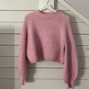 Rosa stickad tröja  - Säljer denna rosa stickade tröjan från zara!