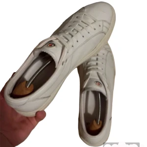 Moncler Skor - Säljer mina feta moncler skor i storlek 42 men passar 43. Dem är i jättefint skick. Tyvärr finns inget og.  Skriv direkt vid frågor eller funderingar.