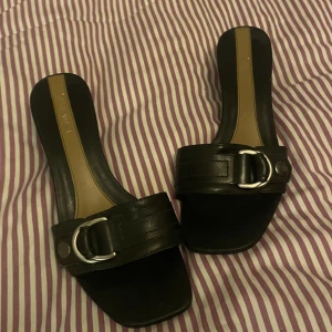 Kitten heels svarta  - Jätte fina Kitten heels med lite Carrie Bradshaw vibe! Dom passar perfekt på mig som har storlek 38🎀 plus som är i jätte bra skick. För snabb affär 400kr