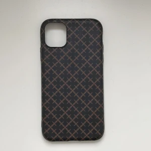 By Malene Birger skal  - Ett mobilskal från By Malene Birger som passar en iPhone 11. Syns att det är använt vid knapparna men inget man tänker på när man använder skalet. Annars är det i ett fint skick🩷