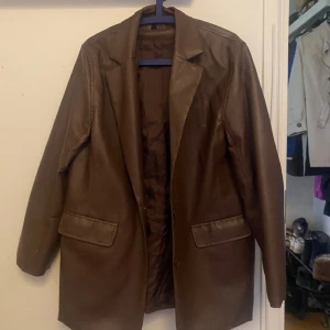 Leather coat (faux) - Oversized skinnkappa. Superfint skick!! 