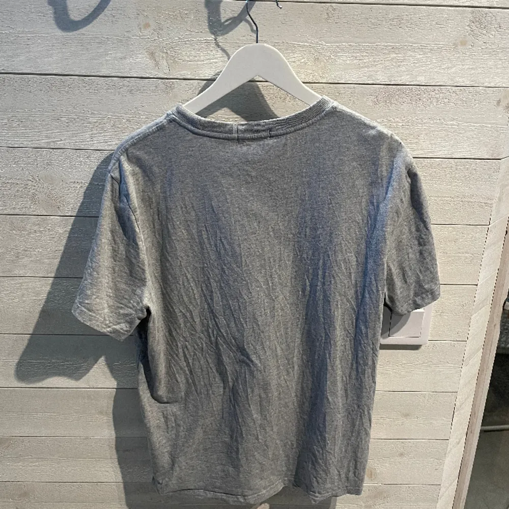 Tjena, säljer denna gråa Ralph lauren t shirten i storlek XL, men sitter mer som en L. Knappt använd och i väldigt fint skick. Har likadana tröjor i andra färgen i min profil så vid köp av flera går det att lösa paketpris!!. T-shirts.