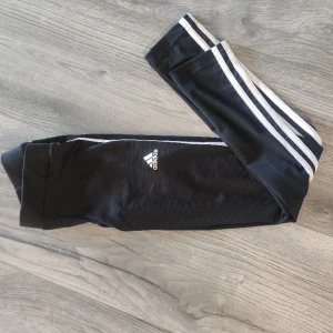 Adidas träningsbyxor - Helt nya då dottern aldrig använde dem. Nypris ca 299. 